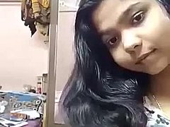 Krásná osmnáctiletá dívka předvádí své tělo a prsa před kamerou