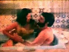 Um casal sensual fica molhado e selvagem no chuveiro