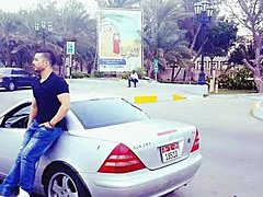 Una coppia gay araba si diverte con il grosso cazzo di una ragazza di Dubai