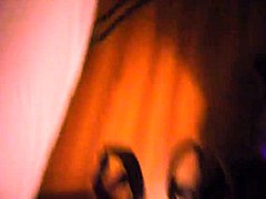 Μια γυναίκα με μεγάλα βυζιά είναι άτακτη με ένα μαύρο πέος σε ένα βίντεο από το σπίτι