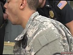Geile amateur agenten in uniform hebben hete interraciale seks