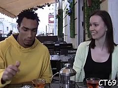Amateurvideo mit heißen Frauen, die Sex haben, mit schlampigem Blowjob und Muschifick