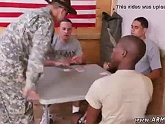 Homens militares negros gays ficam traves neste vídeo gay solo