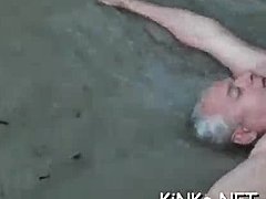 Video di sesso violento con una padrona dominante che sculaccia e cavalca il suo schiavo