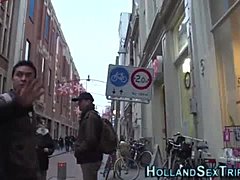Süße holländische Amateurprostituierte reitet in einem dampfenden Video