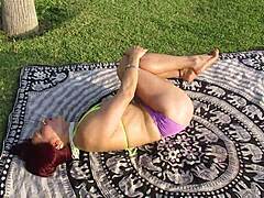 MILF-Göttin zeigt ihren geformten Körper im Yoga-Kurs