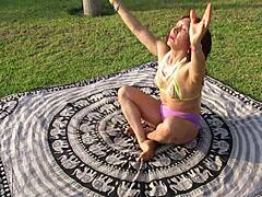 Diosa MILF muestra su cuerpo esculpido en clase de yoga