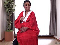 La abuela japonesa Yuko Ogasawara muestra sus habilidades de masaje y tetas