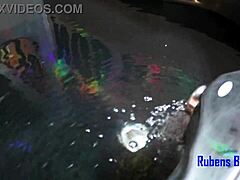Bacuľatá kráska dostáva svoju zadnicu vymrdanú a olízanú v HD videu