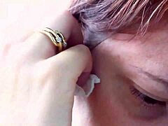 Nicoletta fülbevalót próbál és ujjazzák ebben a forró MILF videóban