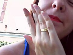 निकोलेटा इस हॉट MILF वीडियो में इयररिंग्स पर कोशिश करती है और उंगलियों से चुदाई करती है।