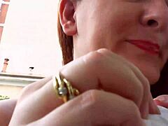 Η Nicoletta δοκιμάζει σκουλαρίκια και δέχεται δάχτυλα σε αυτό το καυτό βίντεο με μια MILF