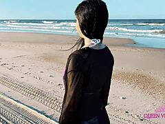 Teenager bliver boret af to modne kvinder på stranden