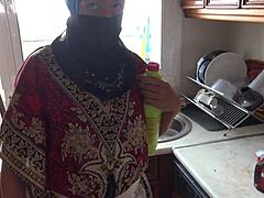 Limpeza extrema: Chocando uma empregada muçulmana com um pedido sujo