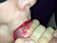 زوجة هاوية وأم مثيرة يمارسان الجنس في فيديو BDSM هذا!