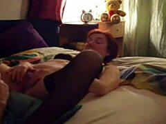 Mogen kvinna blir knullad i sängen av yngre man