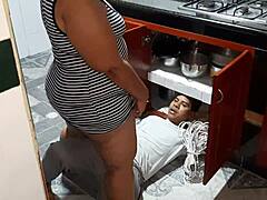 Грудастая мамочка получает анальный секс в домашнем видео