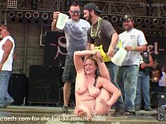 Motociclistas de seios grandes se desnudam em público para uma competição de camisa molhada