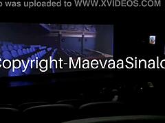 Големите цици и дупе на Маева Синалоас са на пълен екран в този филм на MILF
