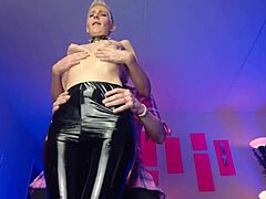 Una ladyboy vestita di lattice sperimenta il BDSM e viene.