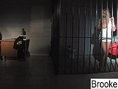 Seorang polisi berpayudara besar dan narapidana dalam video BDSM ini