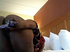 MILF-ul de culoare își scutură fundul pe webcam