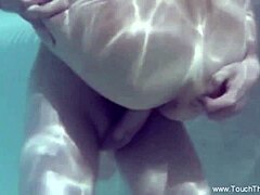 Eine erotische koreanische MILF genießt eine sinnliche Ölmassage mit ihrem Liebhaber