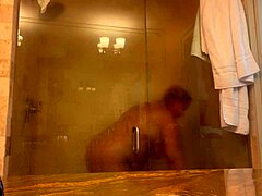 A Mistress Danie desfruta de um banho quente em PCB