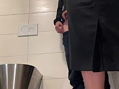 Stor rumpe MILF gir en håndjobb og får deg til å komme på et offentlig toalett