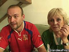 Blondi mummo villiintyy jalkapallo-ottelun jälkeen