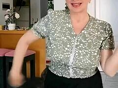 Reife MILF MariaOld schwingt ihre Titten für dich in diesem Amateur-Video