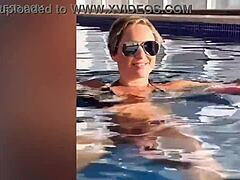 Η μαμά MILF γίνεται άτακτη στο σέξι μπάνιο σε βίντεο HD