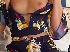 Europeiska mammor softcore striptease med små bröst och rumpa