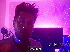 Een MILF maakt zich klaar voor anale seks in een subliminale video