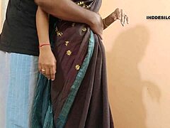 A vagina de uma milf indiana é fodida com força pelo marido