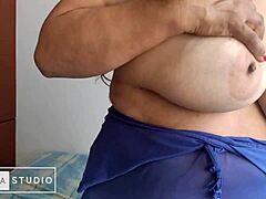 Latina MILF med store bryster viser sine hjemmelavede færdigheder i denne hjemmelavede video