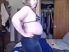 Ragazza grassa in lingerie sexy mostra il suo corpo in webcam