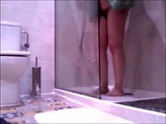 Femeile mature în baie: Un videoclip de casă