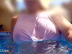 Hotell basseng svømming med en moden kvinne