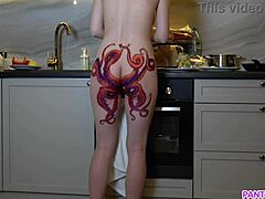 Зряла майка с татуировка на октопод готви вечеря и те игнорира