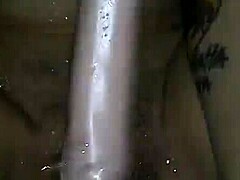 Drobná MILFka si užívá monstrózní ocas v tomto horkém videu