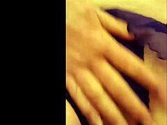Moden MILF driller sin blonde fisse i hjemmelavet video