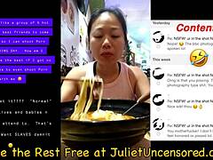 Um vídeo de realidade não censurado mostra uma linda mulher asiática comendo e fazendo xixi