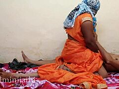 Eine tamilische Tante erlebt eine Runde Sex in einem Hostelzimmer