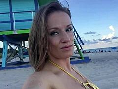 Bikinikledd Jillian viser frem sine rikelige eiendeler på stranden