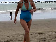 MILF s prirodzenými prsiami sa intenzívne šuká na pláži