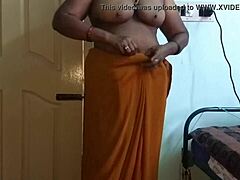 Indische Desi betrügende Ehefrau masturbiert mit großen Brüsten und rasierter Muschi