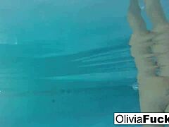 Olivias bikini-kledde basseng leketid