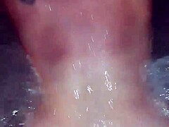 Una milf de gran culo se enfrenta a su joven amante en la bañera de hidromasaje