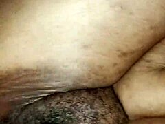Mamica de culoare cu sânii mari se umple de pulă și cremă